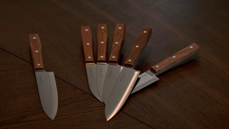Steakmesser mit Holzgriffen, fächerförmig auf einem dunklen Eichentisch angeordnet